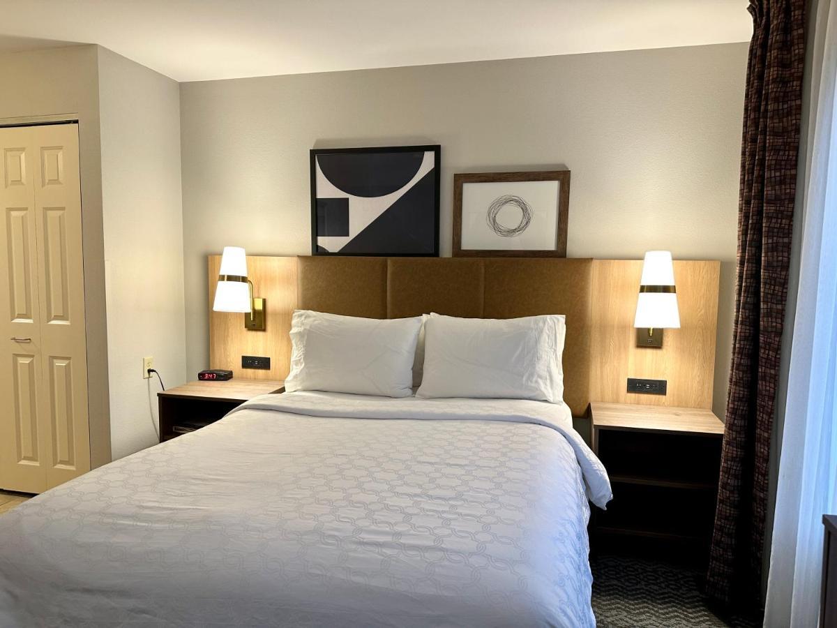 Staybridge Suites Milwaukee West-Oconomowoc By Ihg Екстериор снимка