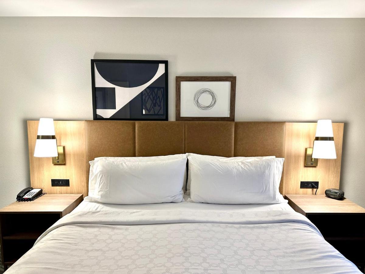 Staybridge Suites Milwaukee West-Oconomowoc By Ihg Екстериор снимка