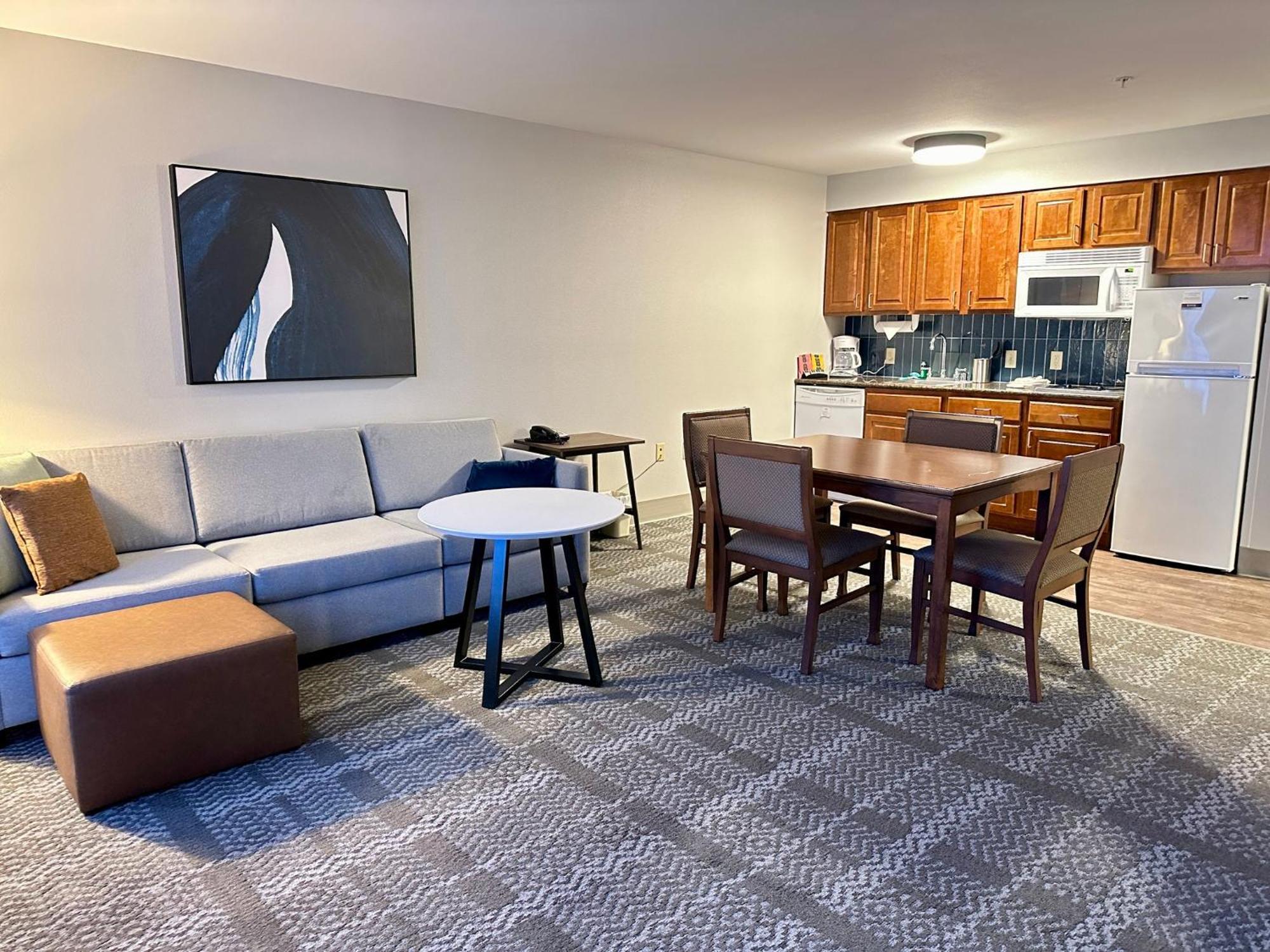 Staybridge Suites Milwaukee West-Oconomowoc By Ihg Екстериор снимка
