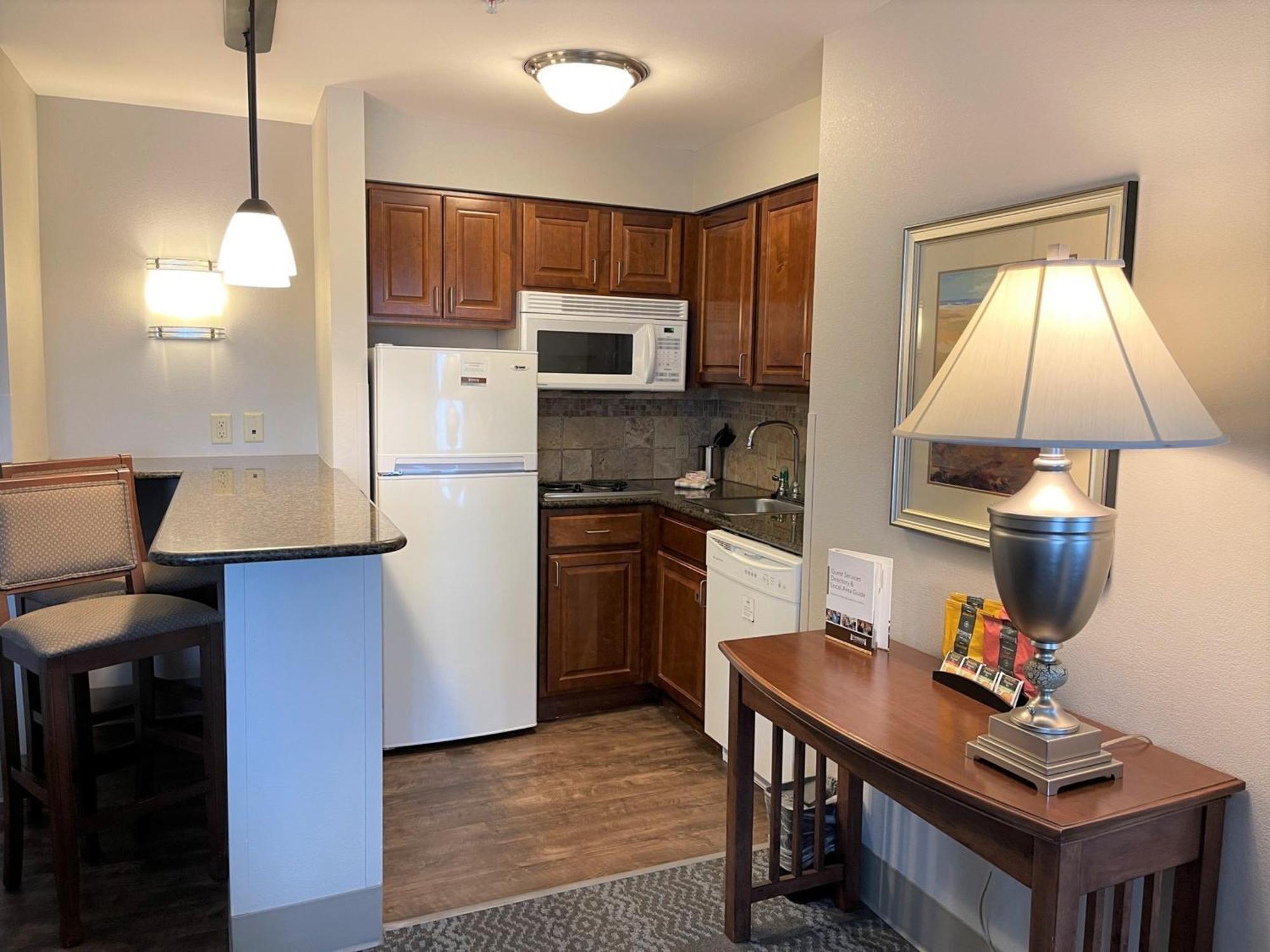 Staybridge Suites Milwaukee West-Oconomowoc By Ihg Екстериор снимка
